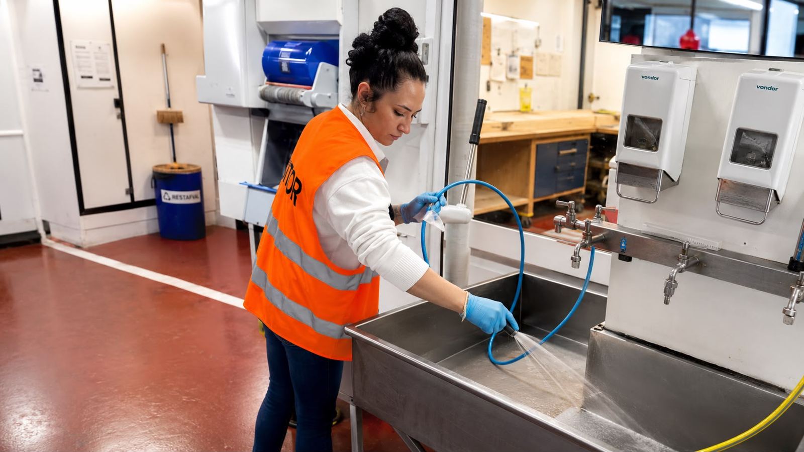Cuisine professionnelle en inox, nettoyée entre deux services